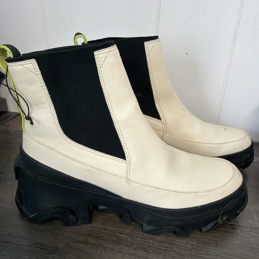 Women's Sorel Size 9 Brex Chelsea Boot Chunky Sole Waterproof White